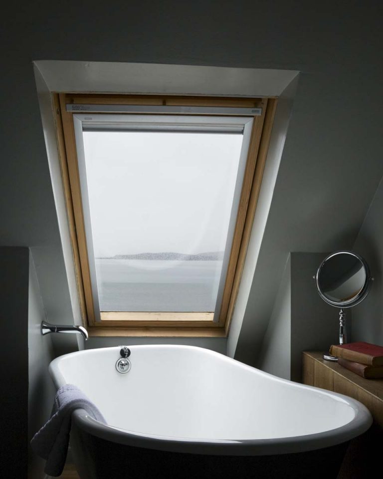 Kinloch Room 20 Bath Kim 145 768x960